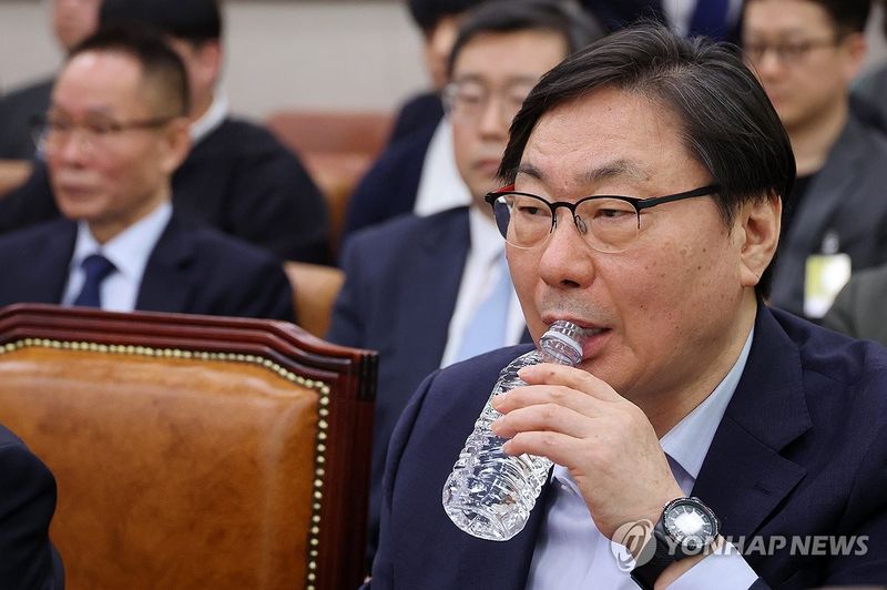 이화영 전 경기도 평화부지사가 지난 4월 14일 서울 여의도 국회 윤석열정권정치검찰조작기소의혹사건진상규명국정조사특별위원회에서 열린 쌍방울 대북송금 조작기소 의혹 사건 청문회에서 목을 축이고 있다. 연합뉴스