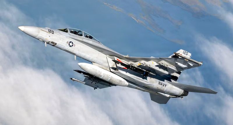 지난달 18일, 개발 시험 비행 임무를 수행 중인 미 해군 F/A-18E/F 슈퍼 호넷(Super Hornet) 전투기. 주날개 아래 파일런에 장착된 한 쌍의 '블랙비어드(Blackbeard)' 극초음속 미사일 시제품의 외형이 선명하게 보인다. 미 해군 제공