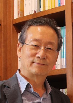 은관문화훈장을 받는 김진환 학지사 대표이사. 문화체육관광부 제공