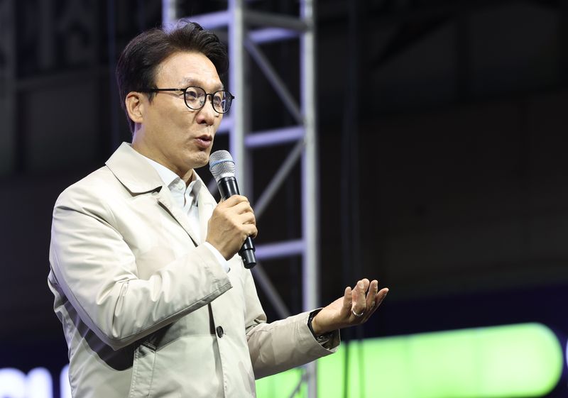 김민석 더불어민주당 대표가 8일 전북 임실군 임실시장 일원에서 열린 임실N치즈축제 개막식을 찾아 축사를 하고 있다. 뉴스1