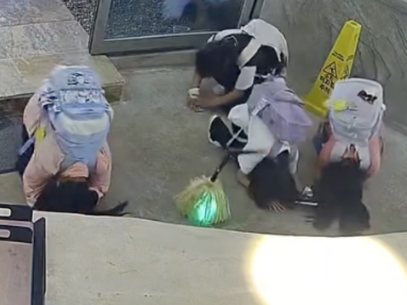빵을 선물 받은 아이들은 카페 직원들에게 나란히 큰절을 올리는 모습. /사진=스레드