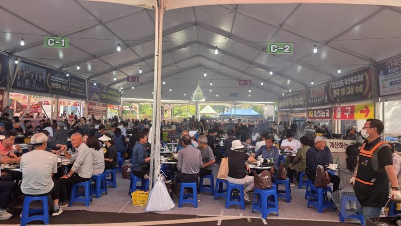 '건강하삼(蔘)! 훌륭하우(牛)!'를 주제로 열린 제24회 홍천 인삼·한우 명품축제가 지난 11일 막을 내렸다. 사진은 축제장에 마련된 먹거리센터 모습. 사진=김기섭 기자