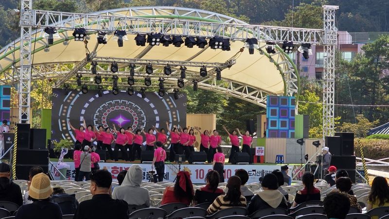 제24회 홍천 인삼·한우 명품축제가 지난 8일부터 나흘간 열린 가운데 축제장 특설무대에서 공연이 풍성하게 열렸다. 사진=김기섭 기자