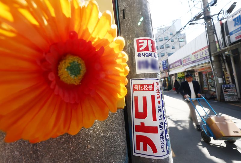 서울 시내 거리 곳곳에 붙어 있는 신용카드 대출 대부업체 광고물 모습. 2026.4.7 ⓒ 뉴스1 김민지 기자
