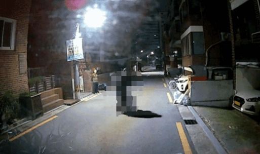 11일 오전 5시 40분쯤 A 씨가 저항하는 B 씨를 주민이 바라보고 있음에도 끌고 가는 장면. (독자 제공)