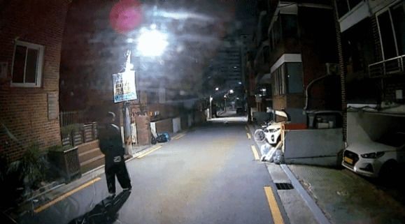 범행 이전 A 씨가 범행 장소 인근을 배회하는 장면. (독자 제공)