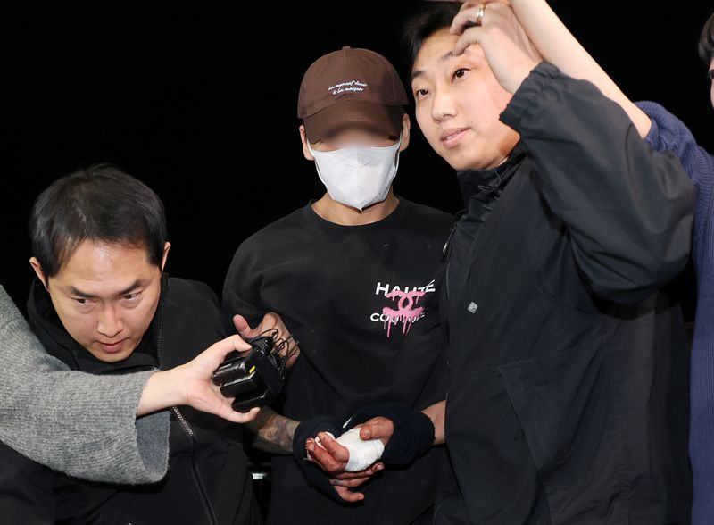 서울 송파구 문정동에서 장모를 살해하고 이혼 소송 중인 아내를 납치해 도주하다 강원 양양군에서 붙잡힌 20대 남성 A씨가 11일 서울 송파경찰서로 이송되고 있다. 2026.10.11 ⓒ 뉴스1 안은나 기자