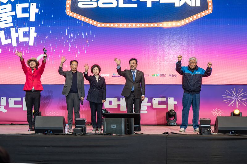 장신상 횡성군수(사진 왼쪽 네번째)와 김대중 횡성문화관광재단 대표(사진 왼쪽 두번째)가 제22회 횡성한우축제를 찾은 방문객들과 군민들에게 감사 인사를 하고 있다. 횡성문화관광재단 제공