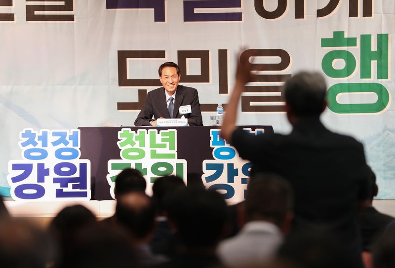 우상호 강원도지사가 취임 이후 18개 시군 시장·군수와의 개별 면담을 모두 마친 가운데 내년부터 직접 시군 현장을 찾아가는 순회 간담회에 나선다. 강원자치도 제공