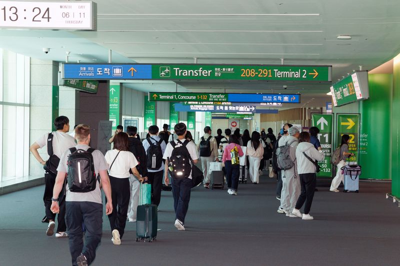 인천공항 제2여객터미널을 이용 중인 환승객들의 모습. 인천국제공항공사 제공