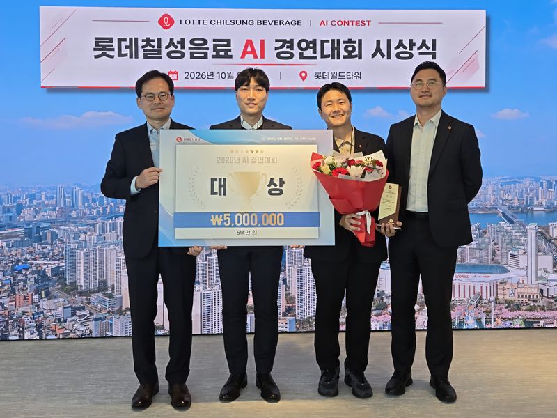 지난 8일 서울 송파구 롯데월드타워에서 열린 롯데칠성음료 '2026 AI 경연대회' 시상식에서 박윤기 롯데칠성음료 대표이사(왼쪽부터), 조민규 프로, 오동근 프로, 이우근 전략기획본부 본부장이 기념 촬영을 하고 있다. 롯데칠성음료 제공