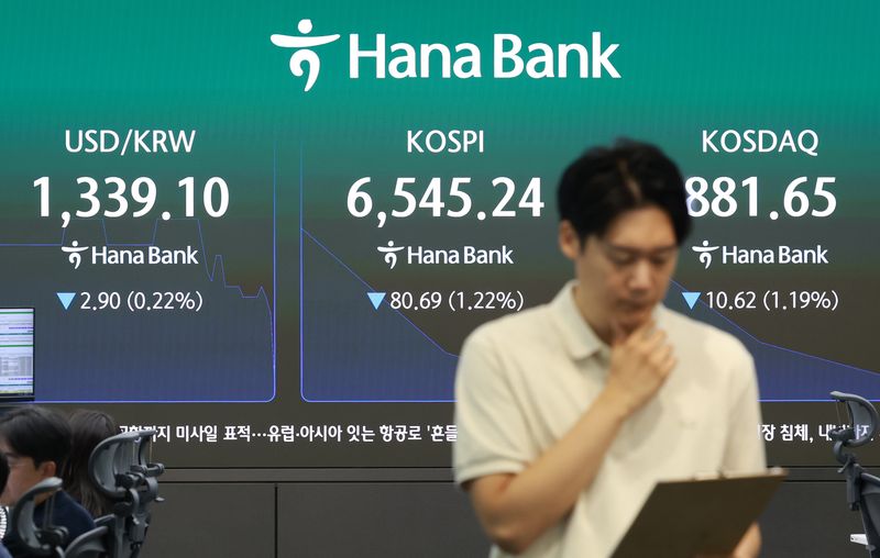 [서울=뉴시스] 이영환 기자 = 코스피가 47.76포인트(0.72%)내린 6578.17에 개장한 12일 오전 서울 중구 하나은행 딜링룸 전광판에 지수가 표시되고 있다.코스닥지수는 6.74포인트(0.76%)하락한 885.53에 출발했다. 2026.10.12. 20hwan@newsis.com /사진=뉴시스