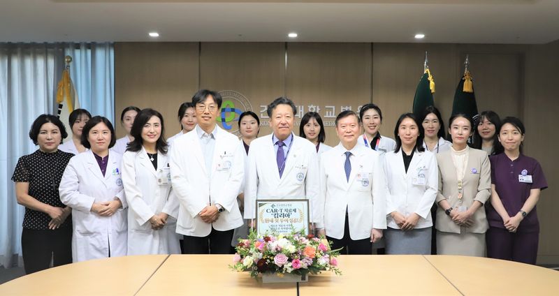 유광하 건국대병원장(왼쪽 다섯번째)를 기준으로 종양혈액내과 이홍기 교수(오른쪽), 김성용 교수(왼쪽)가 CAR-T '킴리아주' 첫 투여 후 기념사진을 촬영하고 있다. 건국대병원 제공