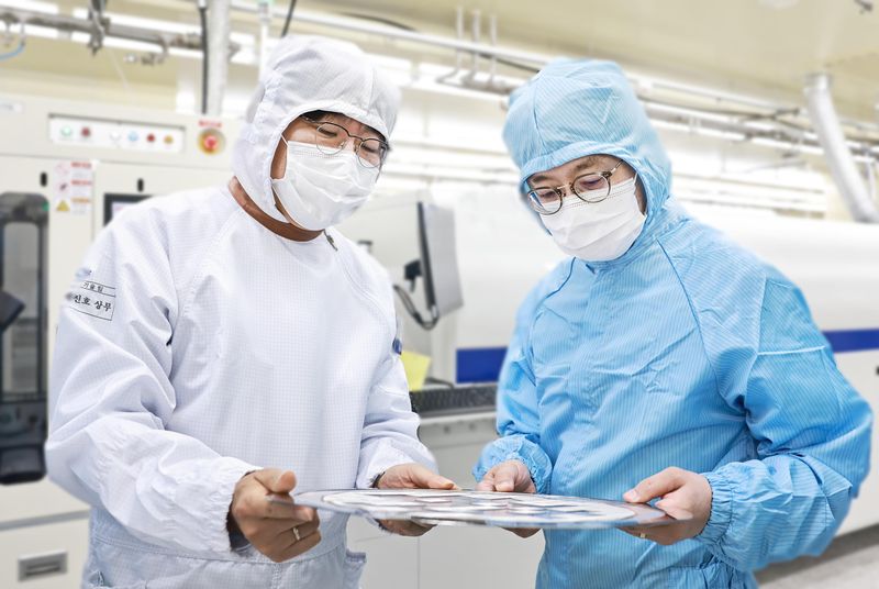 산업통상부 장관이 1일 충남 아산시 하나마이크론본사에서 반도체 후공정 생산라인을 둘러보고 있다. 뉴시스