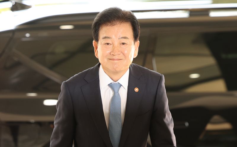 보수 야권의 사퇴요구를 받는 정동영 통일부 장관이 12일 서울 종로구 정부서울청사로 출근하고 있다. 뉴시스