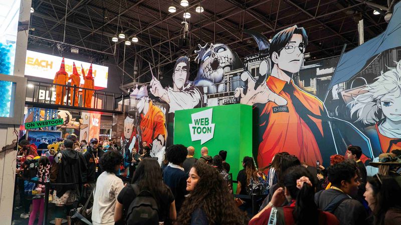 뉴욕 코믹콘(NYCC) 2026'에 마련된 웹툰 엔터테인먼트 부스를 관람객들이 둘러보고 있다. 네이버웹툰 제공