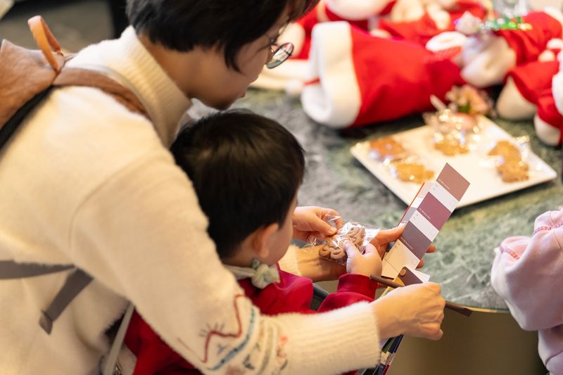 인천보라매아동센터 초청 행사에 참여한 어린이가 창의·감성 기반의 체험 프로그램 '컬러헌팅' 활동을 하고 있다.
