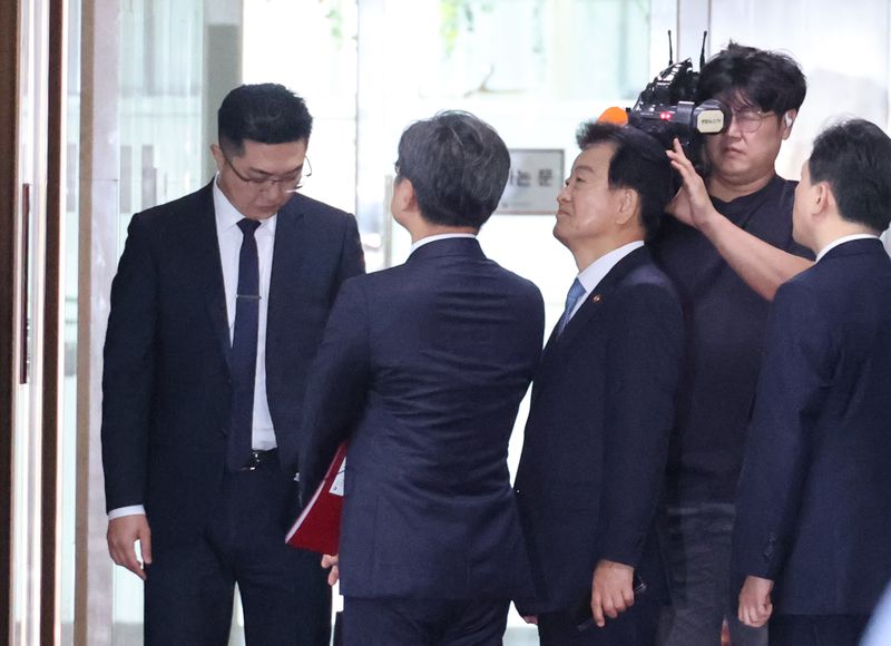 정동영 통일부 장관이 12일 서울 종로구 정부서울청사로 출근하며 집무실로 향하는 승강기를 기다리고 있다. 연합뉴스