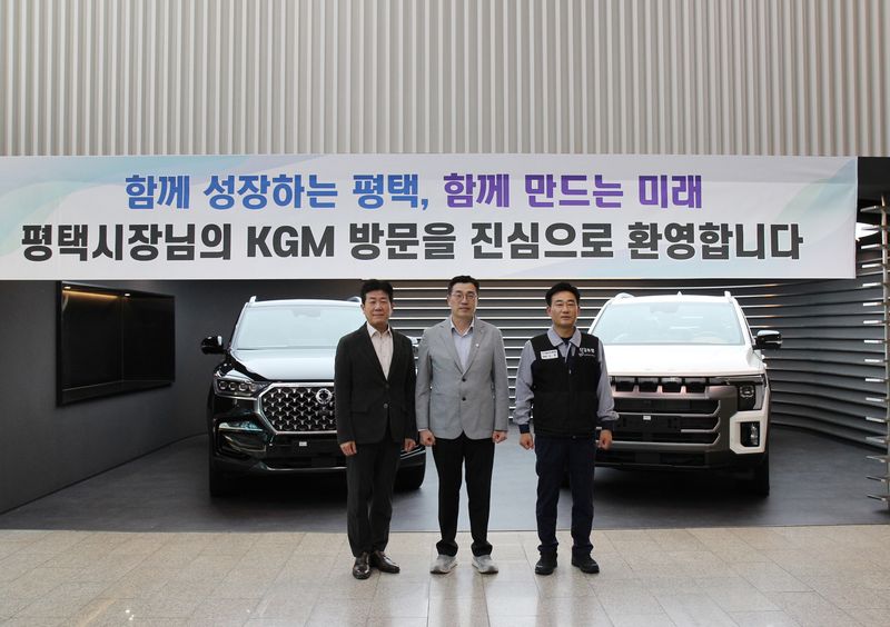 황기영 KGM 대표이사(왼쪽부터), 최원용 평택시장, 노철 노동조합위원장이 지난 8일 경기 평택 소재 KGM 본사에서 열린 간담회에서 기념 촬영을 하고 있다. KG 모빌리티 제공