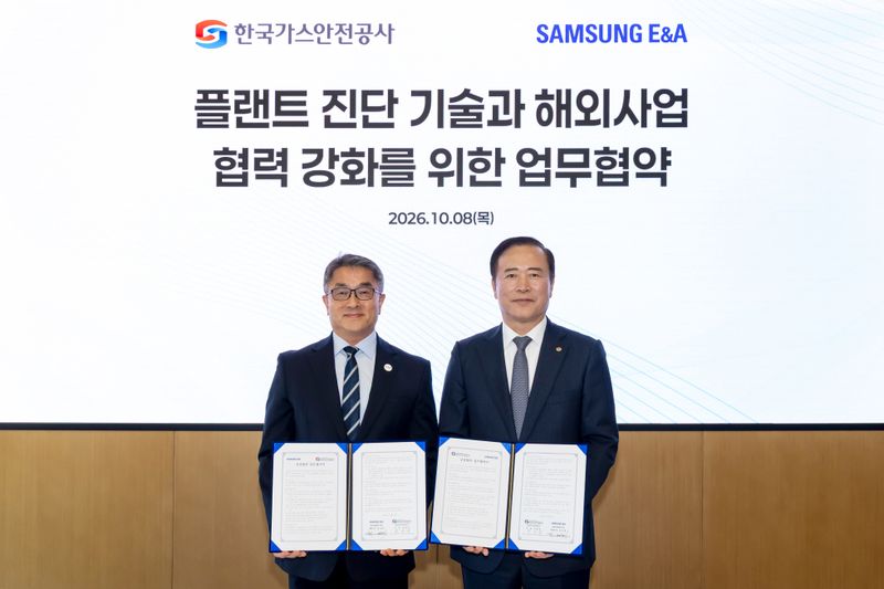 남궁홍 삼성E&A 대표이사 사장(왼쪽)과 박경국 한국가스안전공사 사장이 8일 서울 강동구 상일동 글로벌엔지니어링센터에서 '플랜트 진단 기술과 해외사업 협력 강화를 위한 업무협약(MOU)' 체결식을 가졌다. 사진=삼성E&A 제공