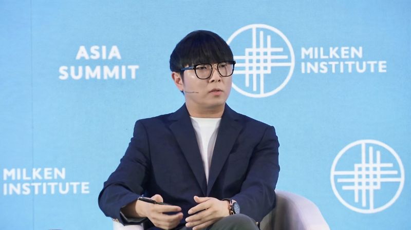 장윤중 카카오엔터테인먼트 공동대표가 지난 8일 싱가포르에서 열린 '2026 밀켄 인스티튜트 아시아 서밋'에서 발언하고 있다. 카카오엔터 제공