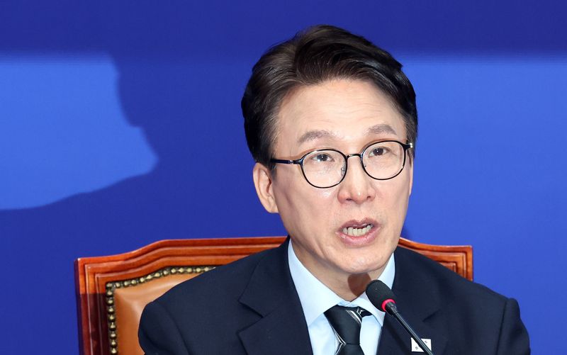 김민석 더불어민주당 대표가 12일 여의도 국회에서 열린 최고위원회의에서 발언하고 있다. 뉴시스