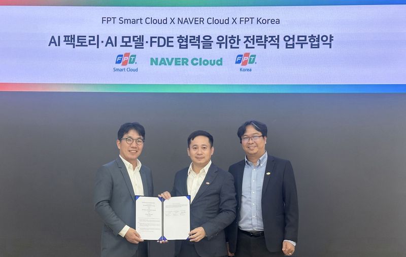 왼쪽부터 김유원 네이버클라우드 대표, 레 홍 비엣 FPT 코퍼레이션 스마트클라우드 대표, 레 쑤안 록 FPT 코리아 수석부사장이 지난 8일 경기 성남시 네이버 제2사옥 1784에서 AI 팩토리 및 서비스형 GPU(GpUaaS) 사업 협력을 위한 업무협약(MOU)을 체결하고 기념 촬영을 하고 있다. 네이버클라우드 제공