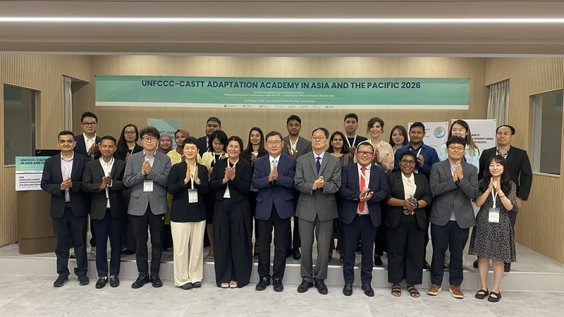 지난 8월28일 서귀포시 중문관광단지 제주국제평화센터 내 UNITAR 제주국제연수센터에서 열린 '2026 UNFCCC-CASTT 아시아·태평양 기후변화 적응 아카데미' 참가자들이 기념촬영을 하고 있다. 제주도는 16년간 축적한 국제연수 운영 경험과 국제협력망을 바탕으로 '글로벌 AI 허브' 유치를 추진하고 있다. 사진=정용복 기자