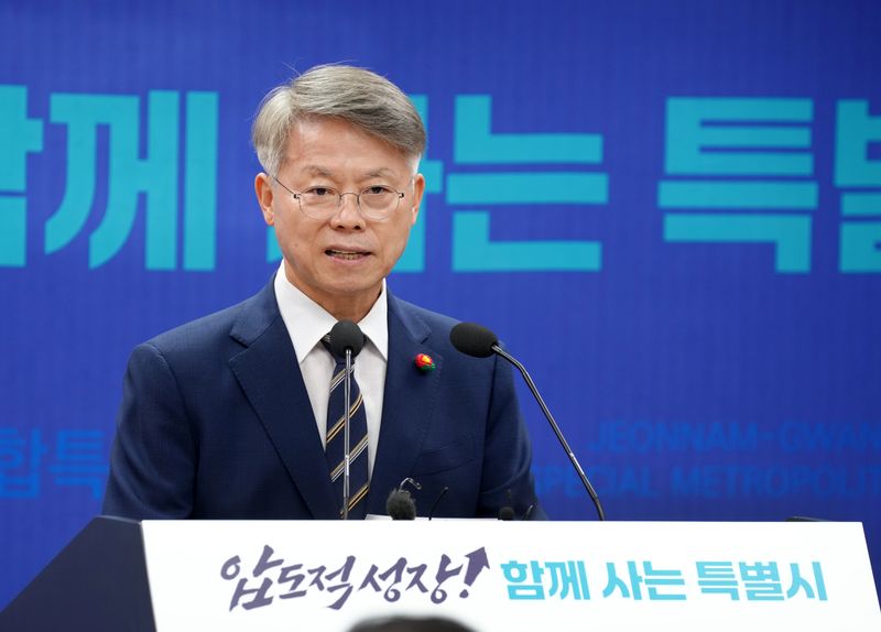 민형배 전남광주통합특별시장(광주특별시장)이 12일 무안청사 브리핑룸에서 시정 운영 기자회견을 통해 무안청사 상시 집무 방침을 밝히고 있다. 전남광주통합특별시 제공