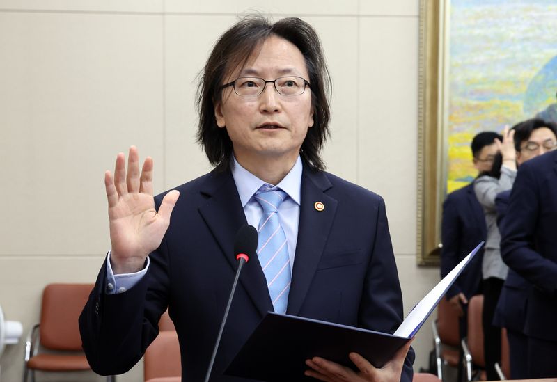 주병기 공정거래위원장이 12일 여의도 국회에서 열린 정무위원회의 공정거래위원회 등에 대한 국정감사에 출석해 증인 선서를 하고 있다. 뉴시스
