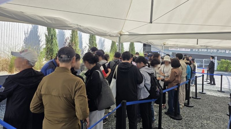 '연제갤러리자이'의 견본주택에 입장하기 위해 방문객들이 줄을 서있다. /사진=GS건설