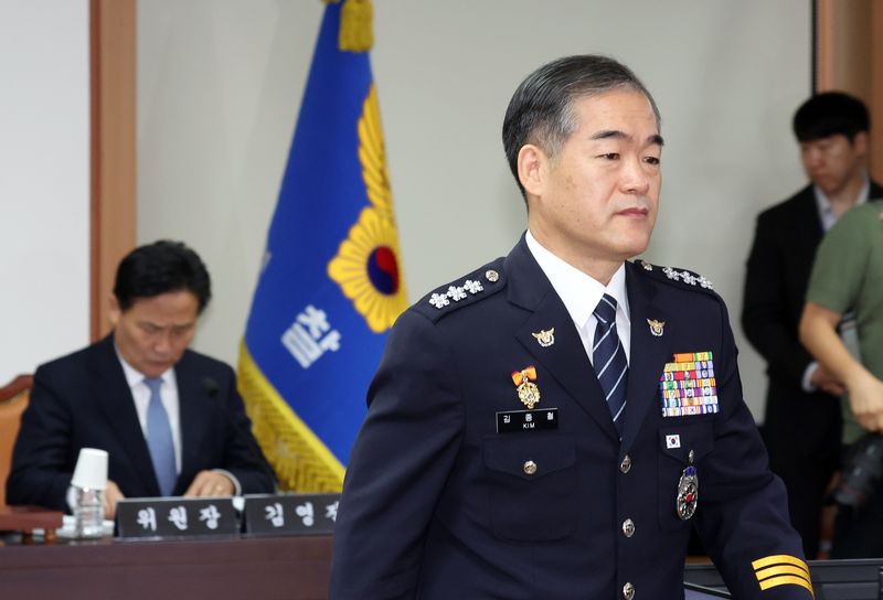 김종철 경찰청장 직무대행이 12일 서울 서대문구 경찰청에서 열린 국정감사에서 선서문을 김영진 국회 행정안전위원장에게 전달하고 자리로 돌아가고 있다. 뉴스1화상