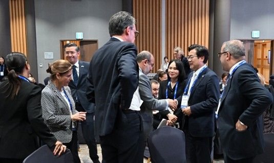 박찬대 인천시장이 지난 7일 송도에서 열린 국제 로봇 경진대회 리셉션에서 16개국 주한 대사들에게 G20 유치 필요성과 개최 역량을 설명했다. 인천시 제공.
