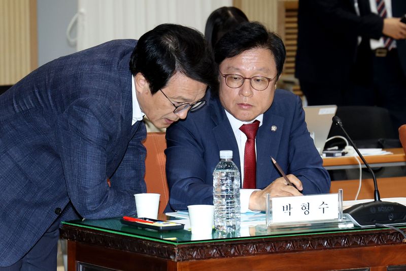 국회 법사위 여야 간사인 김의겸 더불어민주당 의원(왼쪽)과 박형수 국민의힘 의원이 지난 12일 오전 서울 종로구 감사원에서 열린 국회 법제사법위원회의 감사원에 대한 국정감사에서 논의하고 있다. 뉴스1