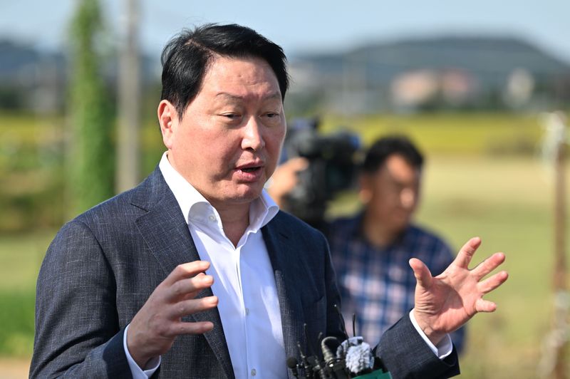 최태원 SK그룹 회장이 9일 오후 전남광주 서구 벽진동 주변 광주군공항 '호남 반도체 클러스터' 조성 예정지에서 부지를 살펴본 뒤 입장을 밝히고 있다. 뉴시스
