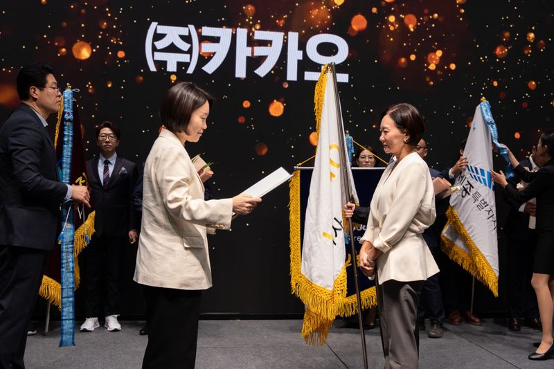 지난 9일 공주에서 열린 '2026년 전통시장 및 상점가 활성화 유공 포상' 시상식에서 이소영 중소벤처기업부 장관(왼쪽)이 양현서 카카오 상생사업 성과리더(오른쪽)에게 국무총리표창을 수여하고 있다. 카카오 제공
