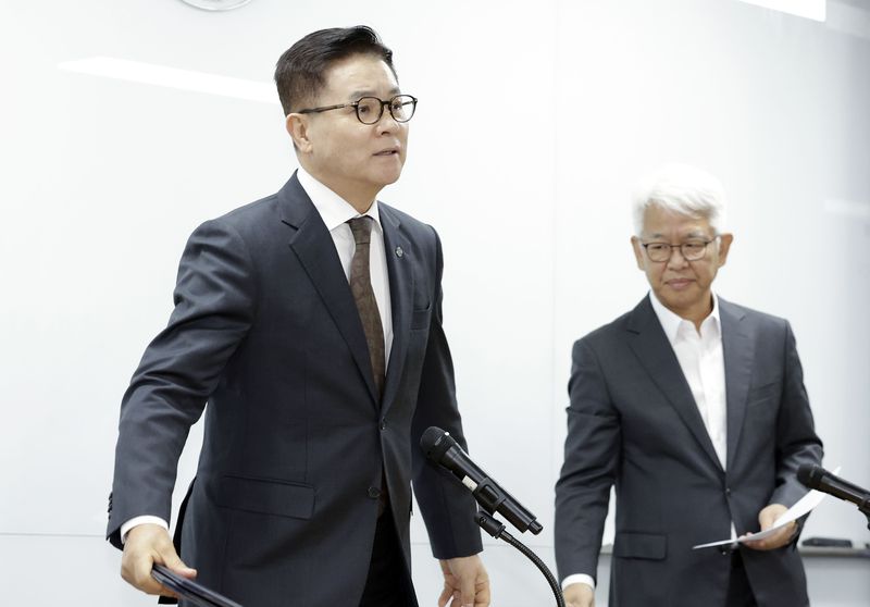 [서울=뉴시스] 최동준 기자 = 이기정(왼쪽) 한국대학교육협의회 회장과 성윤석 유웨이 대표이사가 9월 14일 서울 금천구 한국대학교육협의회에서 수시 원서접수 전산 장애 관련 기자회견에 입장하고 있다. 2026.09.14. photocdj@newsis.com /사진=뉴시스