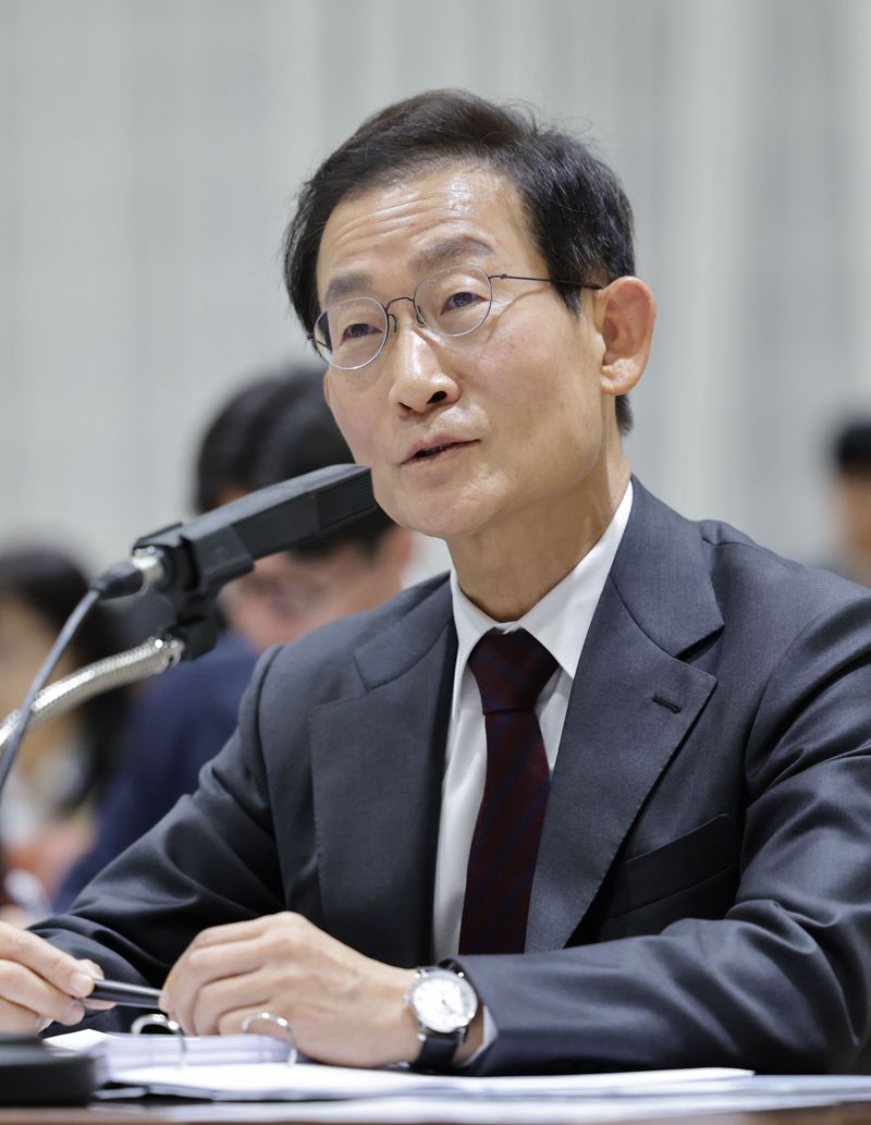 김호철 감사원장이 12일 서울 종로구 감사원에서 열린 국회 법제사법위원회 국정감사에 출석해 의원 질의에 답변하고 있다. 연합뉴스