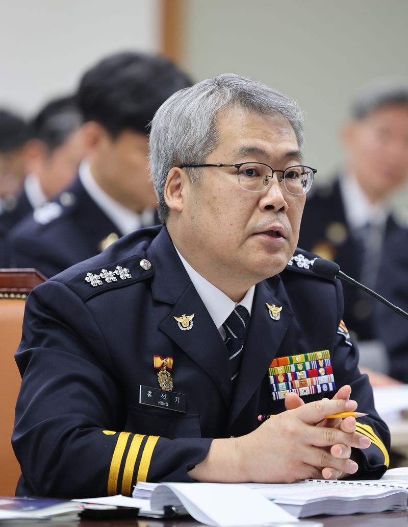 홍석기 경찰청 국가수사본부장이 12일 서울 서대문구 경찰청에서 열린 국회 행정안전위원회의 경찰청에 대한 국정감사에서 의원 질의에 답변을 하고 있다. 뉴시스화상