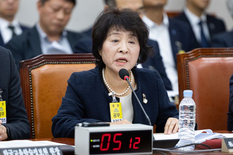 박지향 동북아역사재단 이사장이 지난해 16일 서울 여의도 국회에서 열린 교육위원회의 한국고전번역원 등에 대한 국정감사에서 의원 질의에 답하고 있다. 2025.10.16 ⓒ 뉴스1 유승관 기자