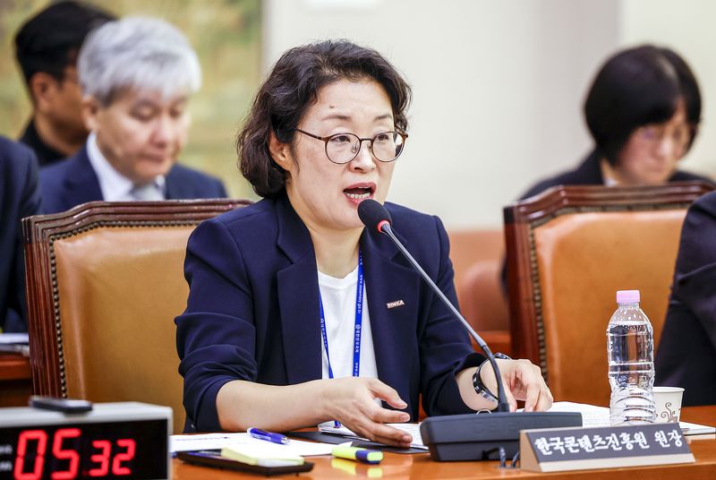 김윤지 한국콘텐츠진흥원장이 12일 서울 여의도 국회에서 열린 국회 문화체육관광위원회의 문체부 산하 공공기관 및 유관기관에 대한 국정감사에서 질문에 답하고 있다. 뉴시스화상