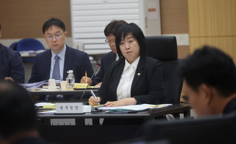 홍소영 병무청장이 12일 대전 병무청에서 열린 국회 국방위원회의 병무청에 대한 국정감사에서 의원 질의를 듣고 있다. 엽합뉴스