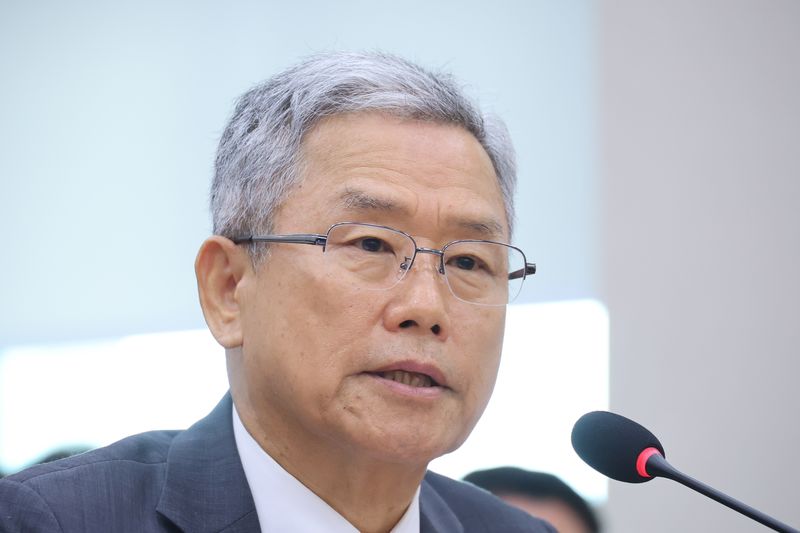 김동철 한국전력공사 사장이 12일 서울 여의도 국회에서 열린 산업통상자원중소벤처기업위원회의 대한무역투자진흥공사 등에 대한 국정감사에서 의원 질의에 답변하고 있다.뉴스1