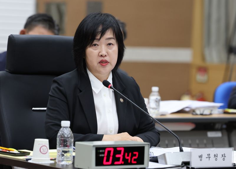 홍소영 병무청장이 12일 정부대전청사 병무청에서 열린 국회 국방위원회 국정감사에 출석해 의원들의 질의에 답변하고 있다. 뉴스1