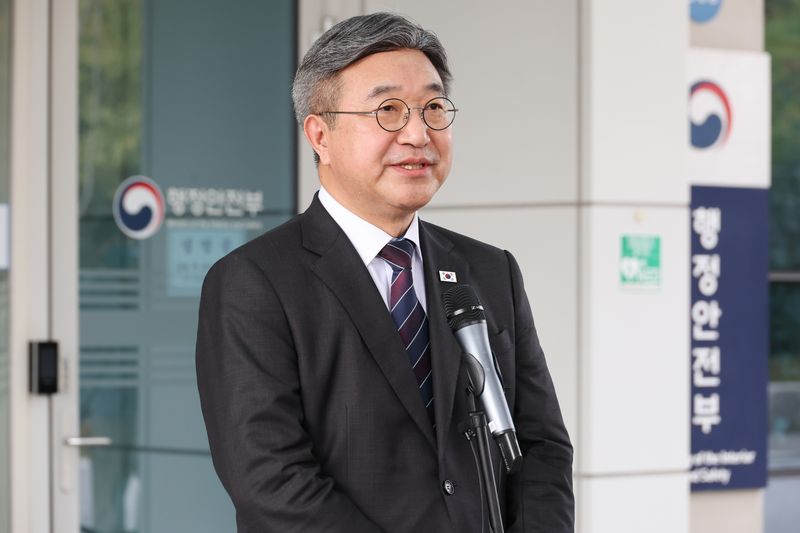 윤호중 행정안전부 장관이 12일 세종시 정부세종청사에서 임은정 광주지방중대범죄수사청장에 대한 감찰 지시와 관련해 취재진 질문에 답하고 있다. 연합뉴스