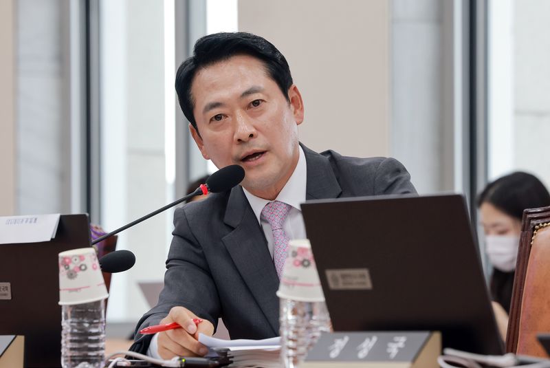 교육위 국정감사서 질의하는 국민의힘 장동혁 대표 (서울=연합뉴스) 신현우 기자 = 국민의힘 장동혁 대표가 12일 국회 교육위원회에서 열린 한국학중앙연구원, 한국대학교육협의회, 동북아역사재단 등에 대한 국정감사에서 질의하고 있다. 2026.10.12 nowwego@yna.co.kr (끝)