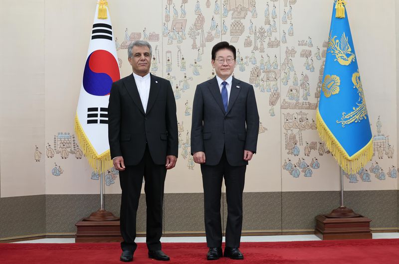 이재명 대통령이 12일 청와대에서 열린 주한대사 신임장 제정식에서 아흐마드 에르파니안 주한이란대사에게 신임장을 받고 기념 촬영을 하고 있다. 청와대통신사진기자단
