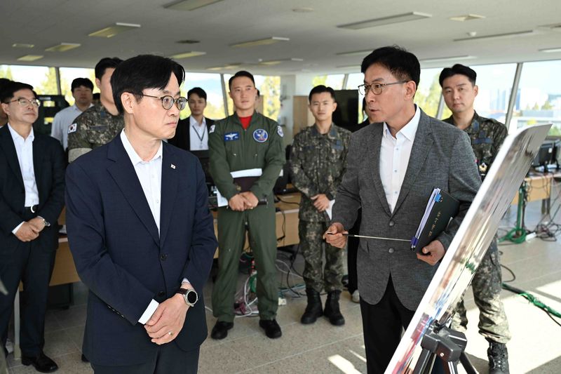 지난 9일 최태원 SK그룹 회장에 이어 12일 김정관 산업통상부 장관이 서남권 반도체 클러스터가 들어설 광주 군공항 부지를 잇따라 방문해 조성 사업이 속도를 낼 것이라는 기대감을 키우고 있다. 사진은 김정관 장관(앞쪽 왼쪽)이 광주 군공항 부지 현황을 청취하고, 한국토지주택공사의 산업단지 공급 계획과 한국전력공사·한국수자원공사의 전력·용수 공급 계획을 보고받고 있는 모습. 전남광투통합특별시(광주특별시) 제공