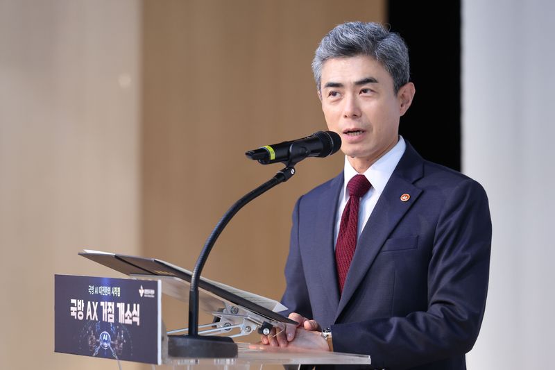 강신철 국방부 장관이 12일 경기 성남 판교테크노밸리 스타트업캠퍼스에서 열린 국방 AX거점 개소식에서 환영사를 하고 있다. 뉴시스