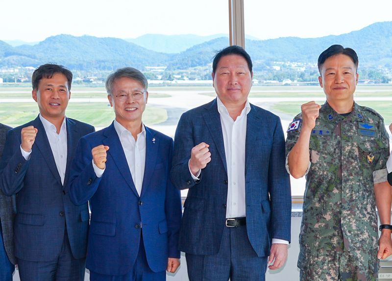 최태원 SK그룹 회장(오른쪽에서 두 번째)이 지난 9일 민형배 전남광주통합특별시장(광주특별시장·세 번째)과 함께 광주 군공항과 탄약고 이전 예정지를 방문해 호남권 반도체 클러스터 조성 준비 상황을 점검한 뒤 기념촬영을 하고 있다. 광주특별시 제공